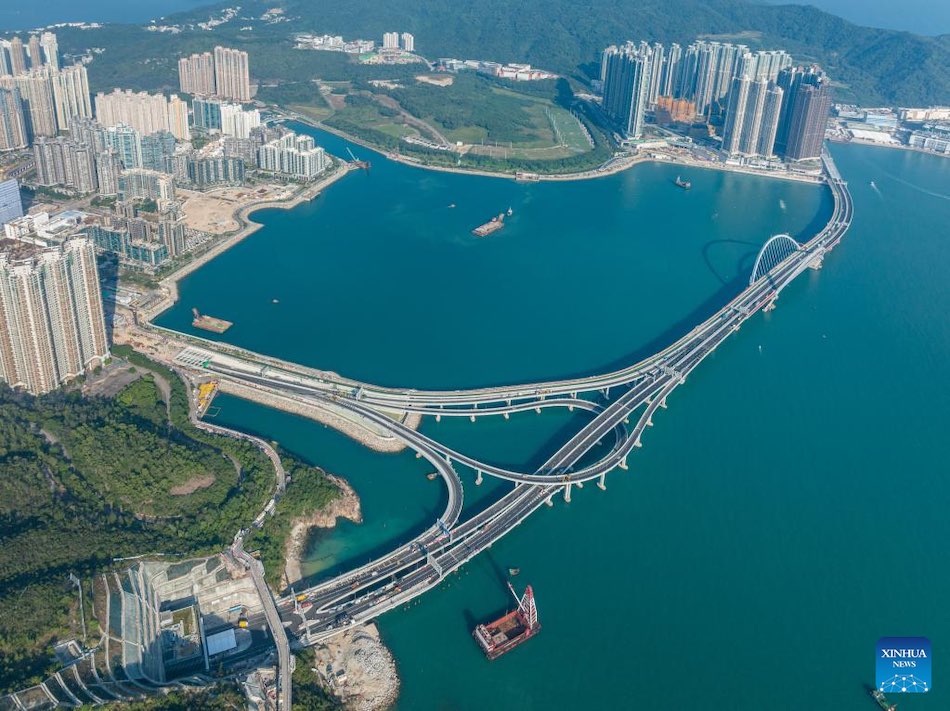 Il ponte Tseung Kwan O Cross Bay di Hong Kong apre al traffico