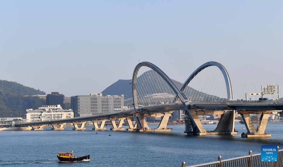 Il ponte Tseung Kwan O Cross Bay di Hong Kong apre al traffico