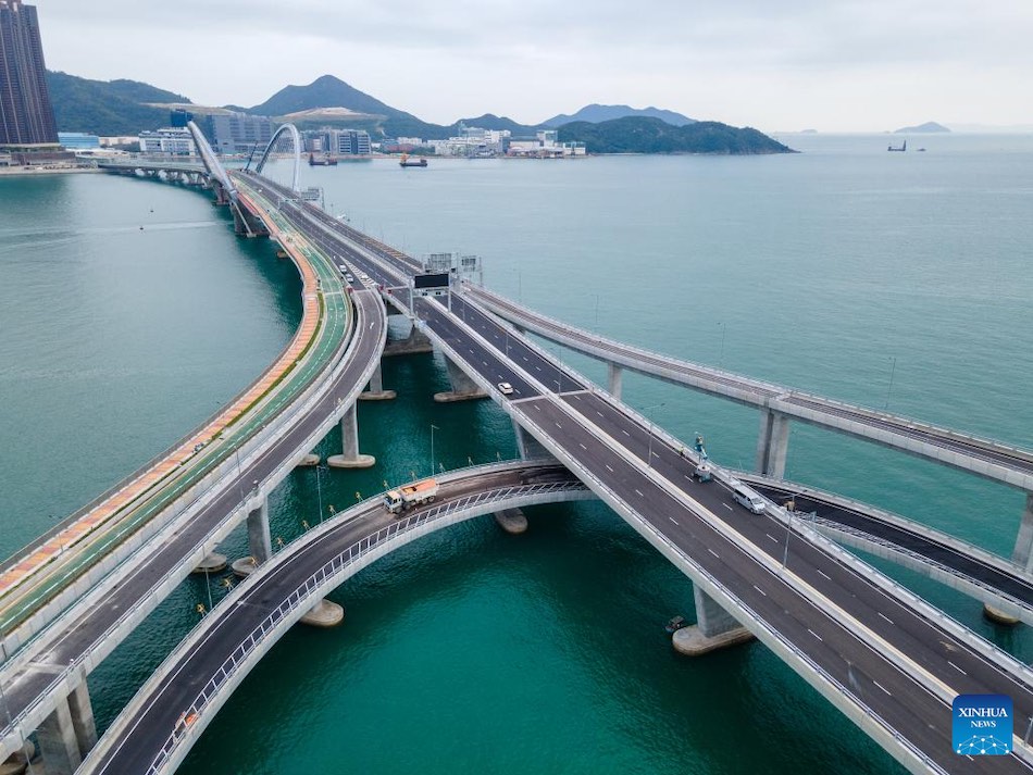 Il ponte Tseung Kwan O Cross Bay di Hong Kong apre al traffico
