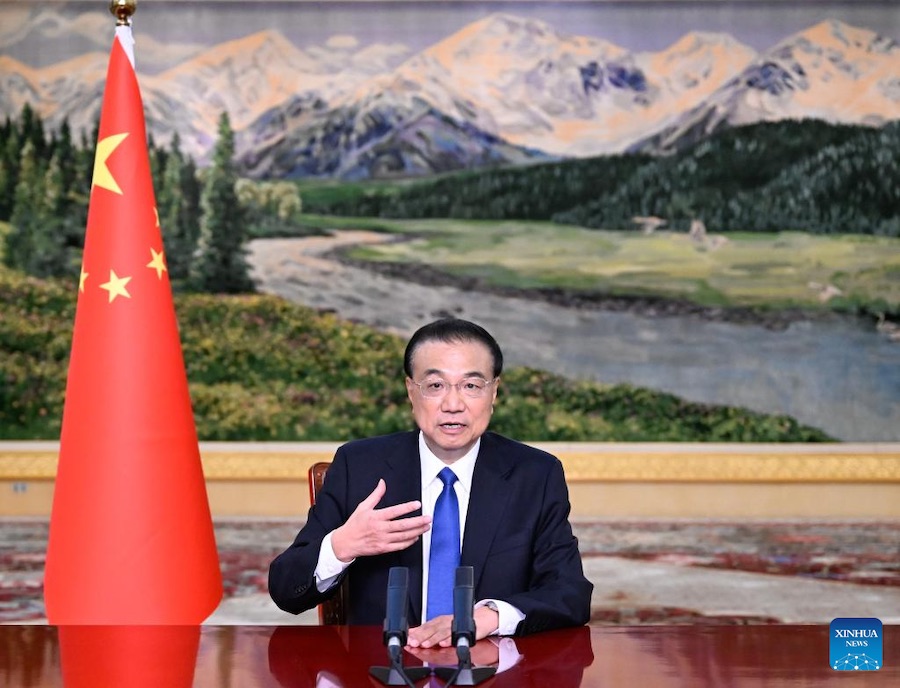 Il premier cinese Li Keqiang si rivolge al terzo dialogo tra imprenditori ed ex funzionari di alto livello Cina-Corea del Sud tramite collegamento video. (12 dicembre 2022 - Xinhua/Shen Hong)
