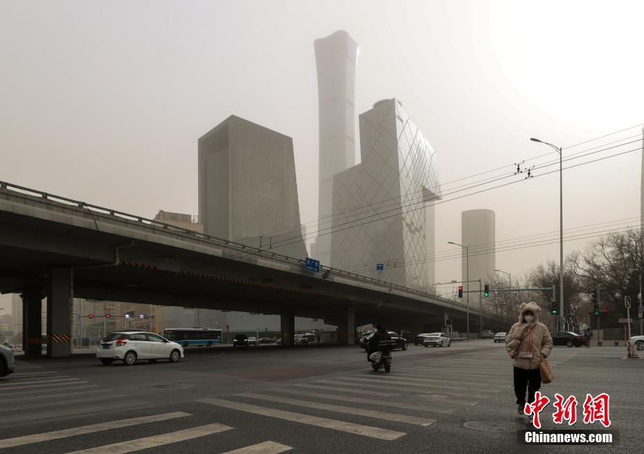 Cittadini nel mezzo della tempesta di sabbia a Beijing. (Foto/China News Service)