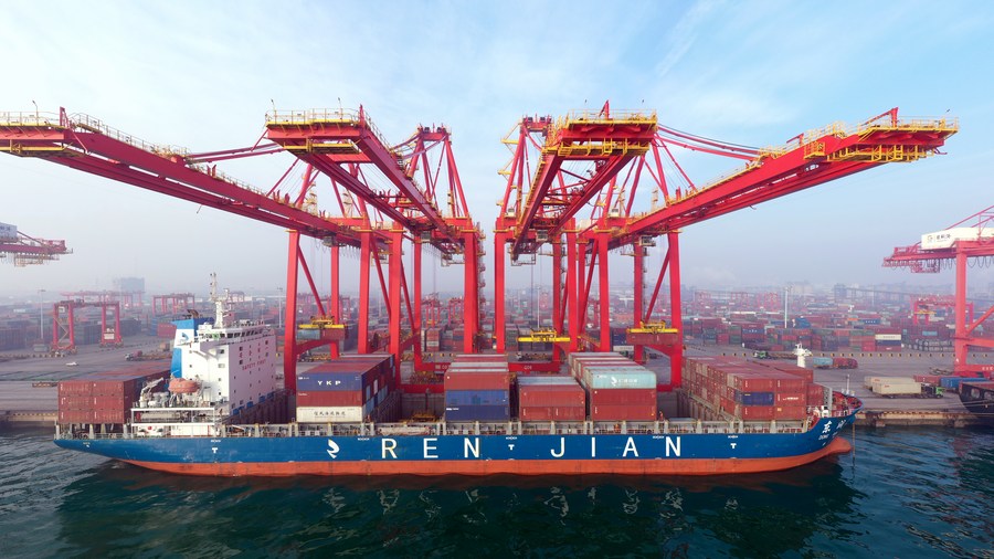 Nave da carico al porto di Rizhao, nella provincia dello Shandong, nella Cina orientale. (26 gennaio 2022  - Foto/Xinhua)