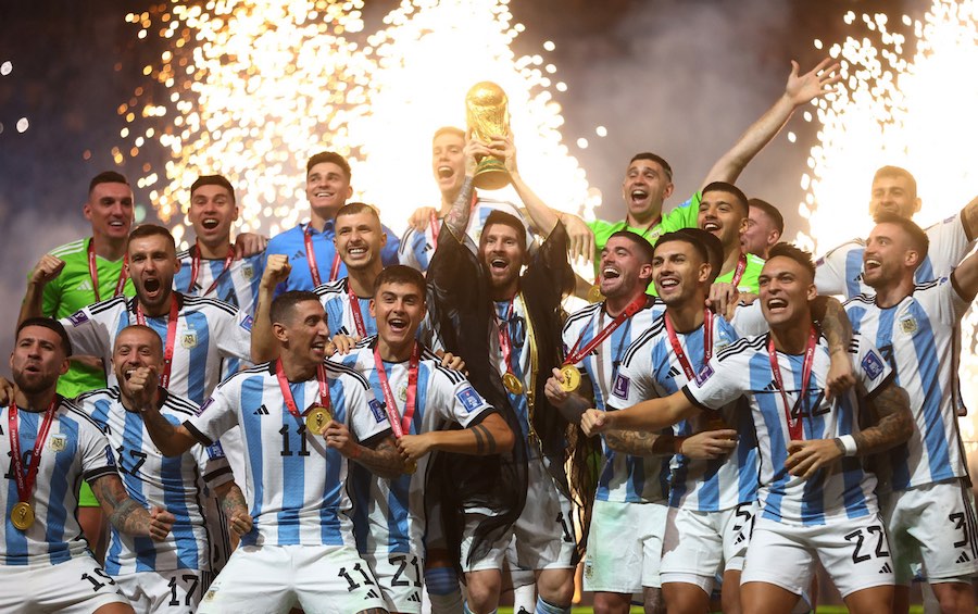 L'argentino Lionel Messi festeggia con il trofeo e i compagni di squadra dopo aver vinto la Coppa del mondo al Lusail Stadium, Qatar. (18 dicembre 2022 - Foto/Agenzie)