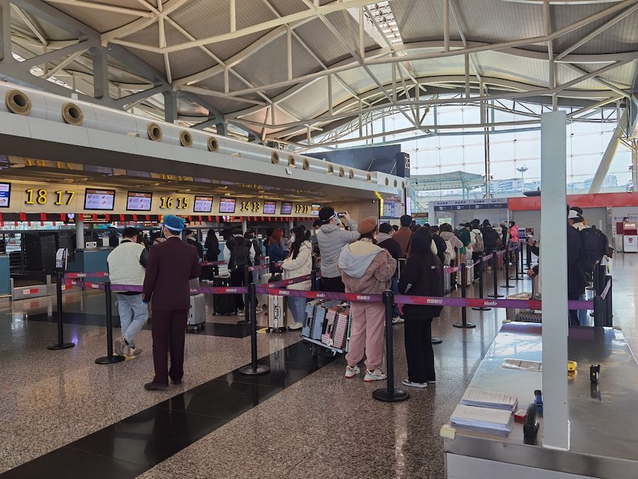 Le persone effettuano il check-in in un aeroporto di Chongqing per tornare a casa per le vacanze invernali. (Foto fornita a chinadaily.com.cn)