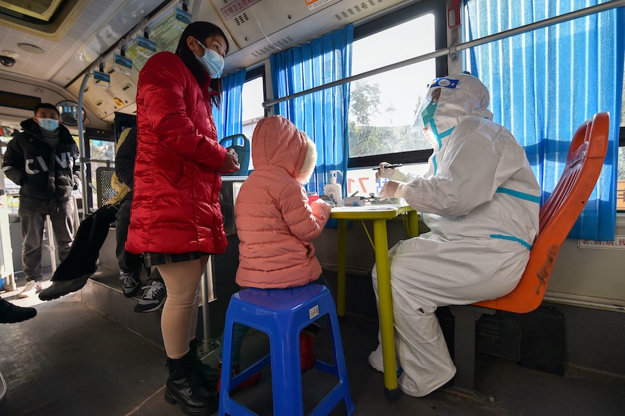 Nanjing: entrano in funzione i veicoli mobili per la diagnosi e il trattamento della febbre