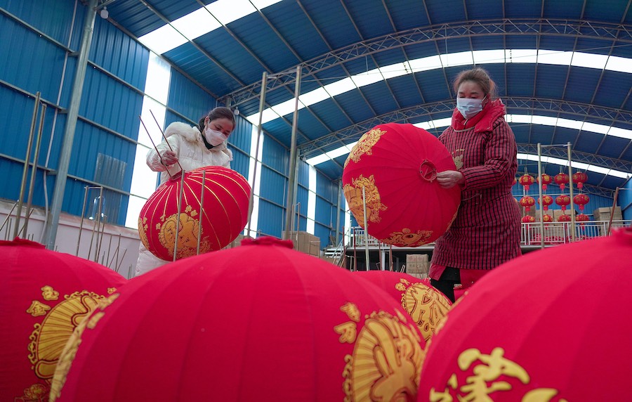 Guizhou: fabbricazione di lanterne per celebrare il nuovo anno