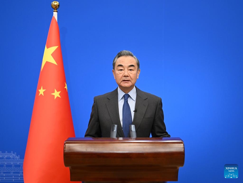 Il consigliere di Stato e ministro degli Esteri cinese Wang Yi interviene a un simposio sulla situazione internazionale e le relazioni estere della Cina nel 2022 tramite collegamento video. (25 dicembre 2022 - Xinhua /Zhang Ling)