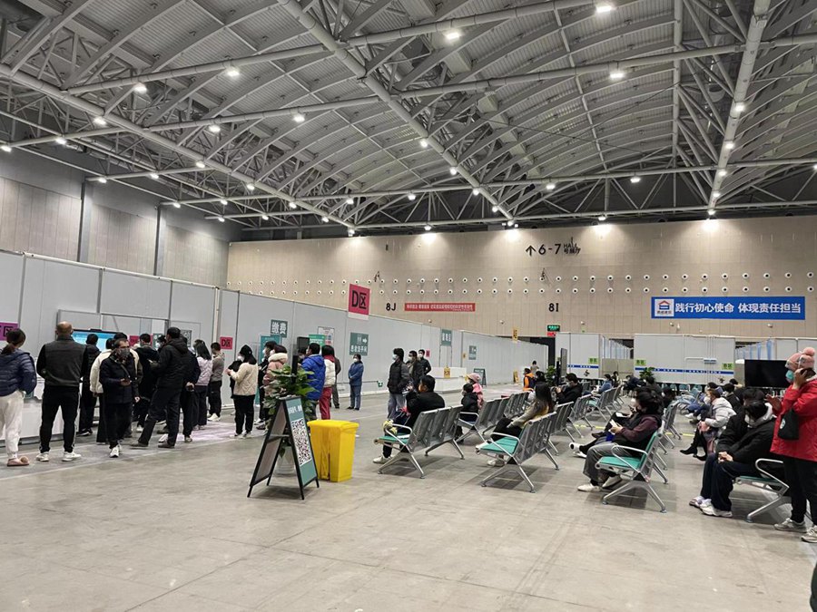 Una grande clinica per la febbre viene inaugurata all'interno del centro per conferenze e esibizioni di Foshan, nella provincia del Guangdong. (22 dicembre 2022-Foto fornita a China Daily)