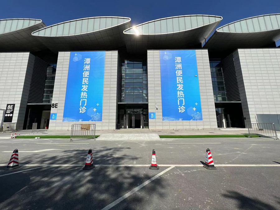 Foshan: aperta una grande clinica per la febbre nel centro per conferenze e esibizioni