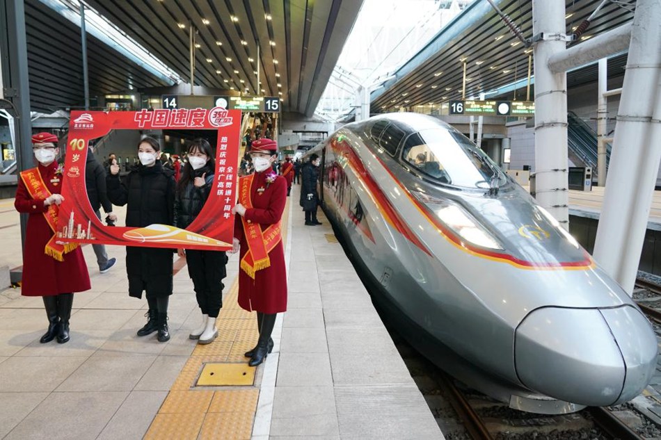 Un treno proiettile arriva al binario della stazione ferroviaria di Beijing Ovest. (26 dicembre 2022 - Xinhua/Zhang Chenlin)