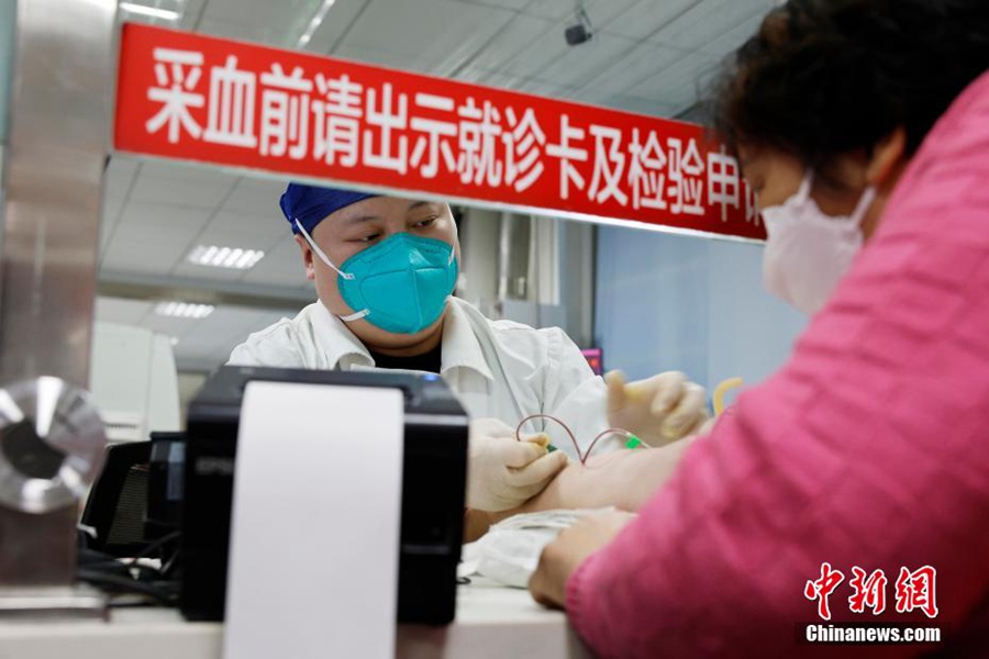 Il personale medico esegue gli esami del sangue per i pazienti. (China News Service/Yin Liqin)