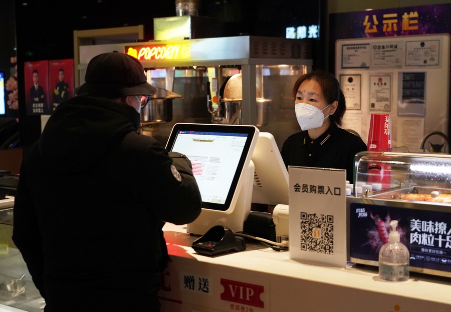 Un cittadino acquista biglietti in un cinema di un centro commerciale a Beijing, capitale della Cina. (25 dicembre 2022 - Xinhua/Ren Chao)
