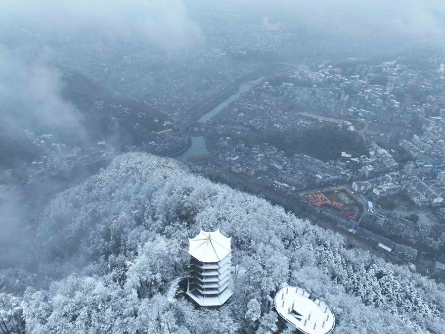 Hunan: acqua limpida e neve bianca nell'antica città di Fenghuang