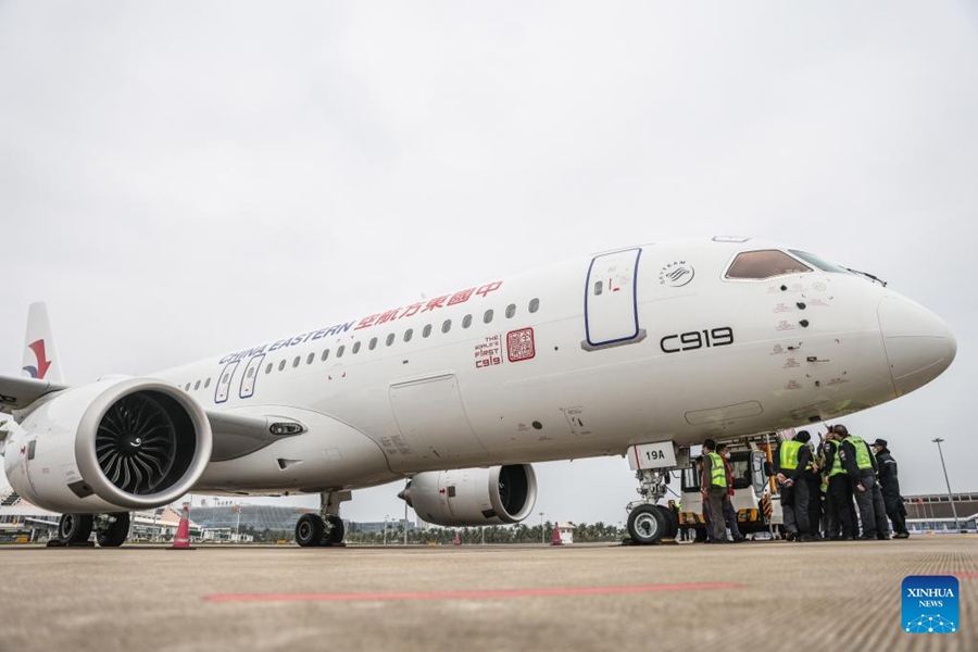 L'aereo di linea cinese C919 atterra all'aeroporto internazionale Meilan