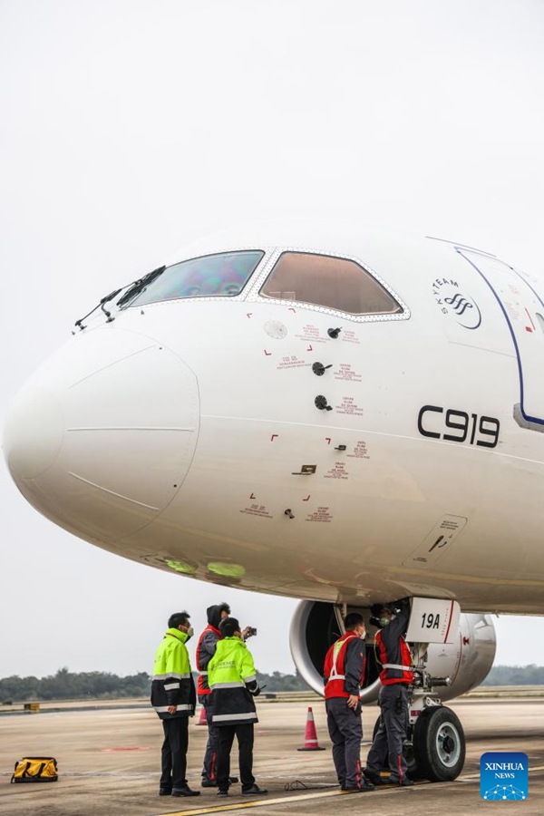 L'aereo di linea cinese C919 atterra all'aeroporto internazionale Meilan