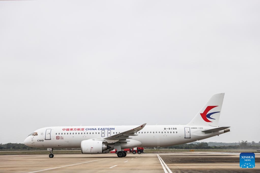 L'aereo di linea cinese C919 atterra all'aeroporto internazionale Meilan