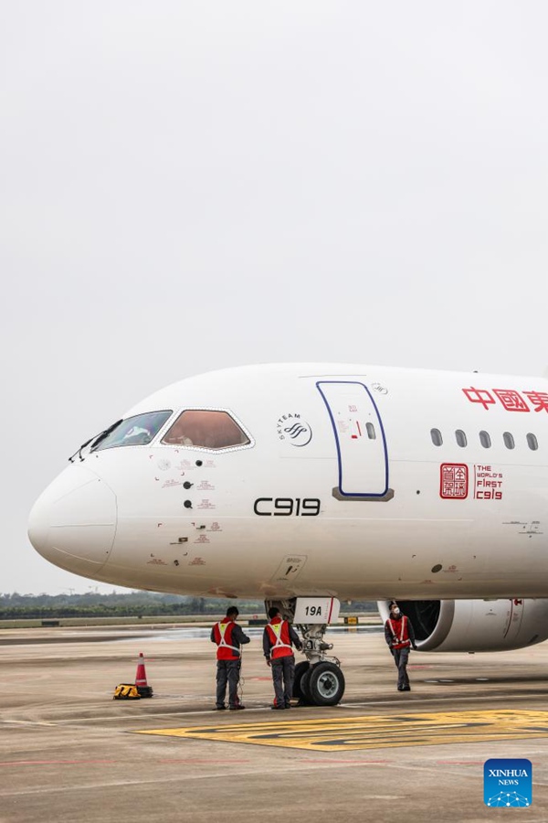 L'aereo di linea cinese C919 atterra all'aeroporto internazionale Meilan