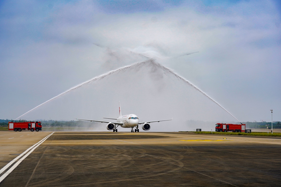 L'aereo passeggeri di grandi dimensioni C919 attraversa la "porta d'acqua" presso l'aeroporto internazionale Meilan di Haikou. (2 gennaio 2023 - Foto per gentile concessione dell'aeroporto Meilan)