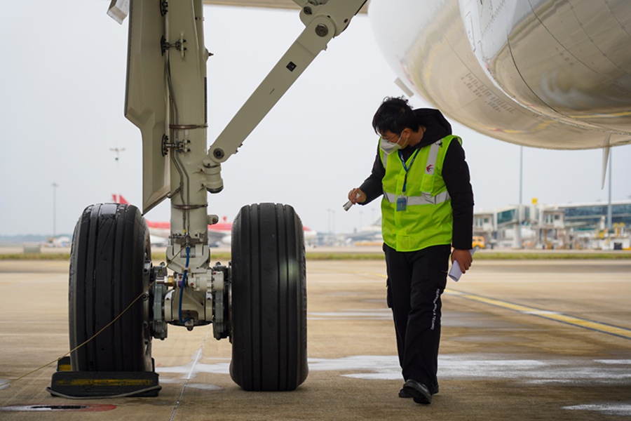 L'aereo di linea cinese C919 atterra all'aeroporto internazionale Meilan