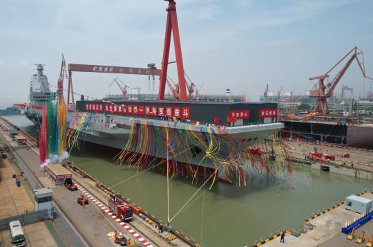 La terza portaerei cinese, la CNS Fujian, viene rimorchiata fuori dal suo bacino di carenaggio presso il Jiangnan Shipyard Group della China State Shipbuilding Corp a Shanghai durante la cerimonia di varo. (Foto/Xinhua)