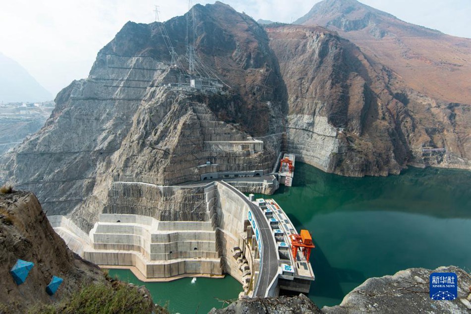 La centrale idroelettrica di Wudongde, che si trova a cavallo tra la contea di Huidong nella provincia del Sichuan e la contea di Luquan nella provincia dello Yunnan, ha una capacità installata totale di 10,2 milioni di kilowatt. (3 gennaio 2023 – Xinhua/Jiang Hongjing)
