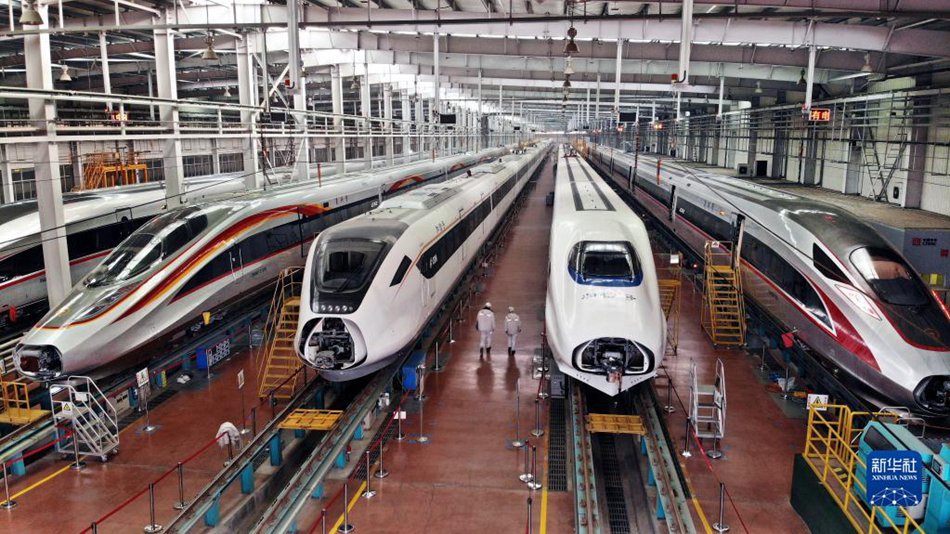 I tecnici revisionano i treni da mettere in servizio durante la Festa di Primavera in un'officina a Qingdao, nelle provincia dello Shandong. (4 gennaio 2023 – Xinhua/Li Ziheng)
