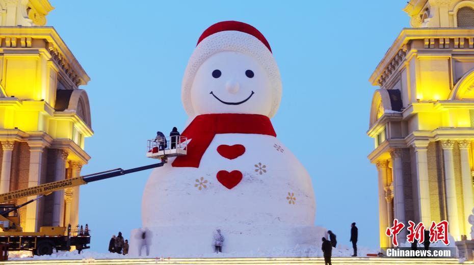 Harbin: completato il corpo principale del pupazzo di neve gigante