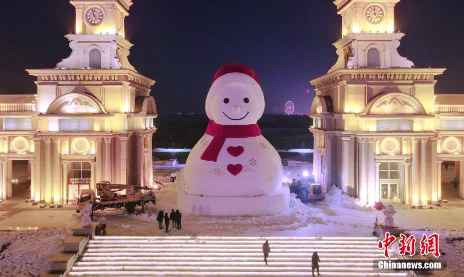 Harbin: completato il corpo principale del pupazzo di neve gigante