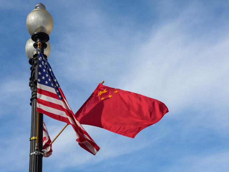 Le bandiere nazionali della Cina e degli Stati Uniti sventolano sulla Constitution Avenue a Washington. (24 settembre 2015 - Xinhua/Bao Dandan)