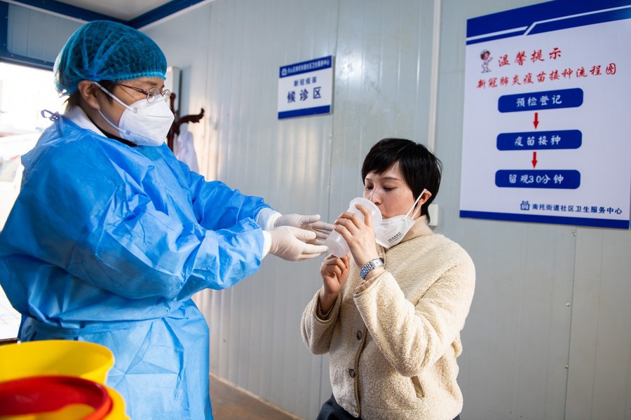 Una residente riceve una dose di vaccino inalabile COVID-19 presso un centro di servizi sanitari della comunità nel distretto Tianxin di Changsha, nella provincia cinese centrale dell'Hunan. (22 dicembre 2022 - Xinhua/Chen Sihan)