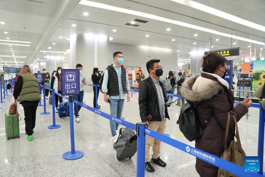 I passeggeri fanno la fila per le procedure di ingresso all'aeroporto internazionale Pudong di Shanghai, nella Cina orientale. (8 gennaio 2023 - Foto/Xinhua)