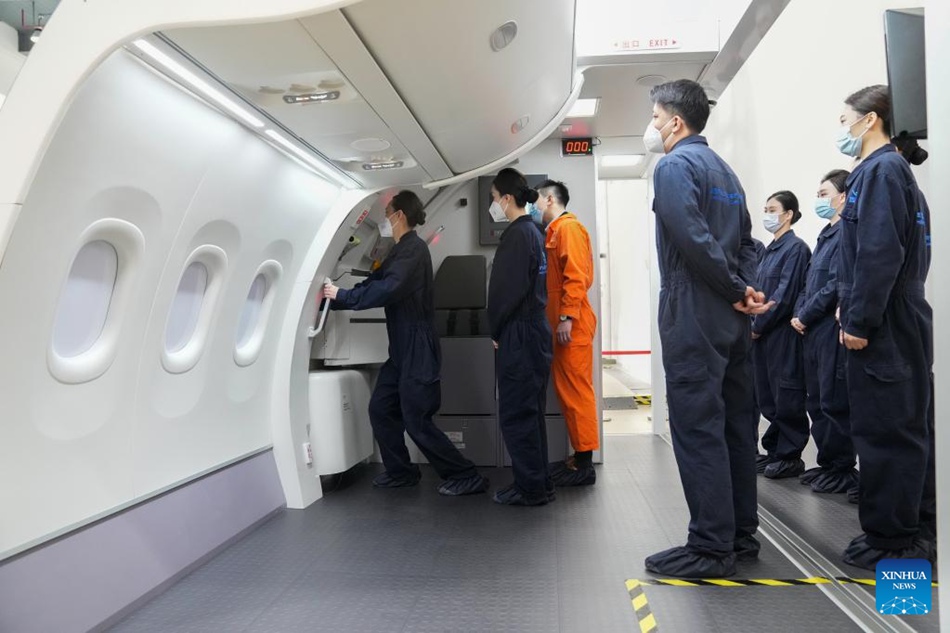 Shanghai, addestramento intensivo per gli assistenti di volo C919 