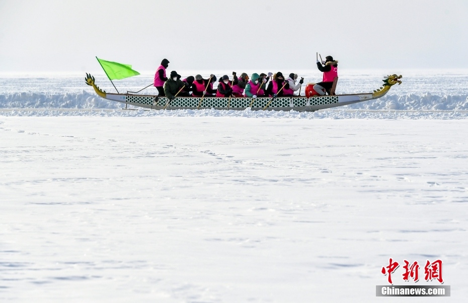Xinjiang: gara di barche drago su ghiaccio tenutasi sul lago Ulungur