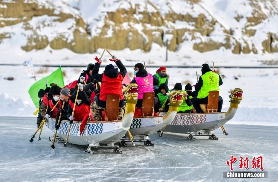 Xinjiang: gara di barche drago su ghiaccio tenutasi sul lago Ulungur