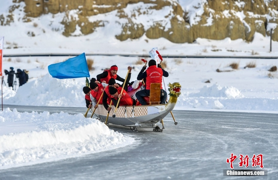 Xinjiang: gara di barche drago su ghiaccio tenutasi sul lago Ulungur