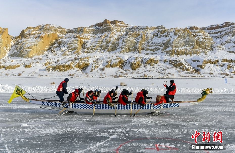 Xinjiang: gara di barche drago su ghiaccio tenutasi sul lago Ulungur