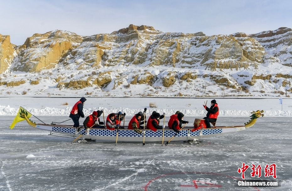 Xinjiang: gara di barche drago su ghiaccio tenutasi sul lago Ulungur
