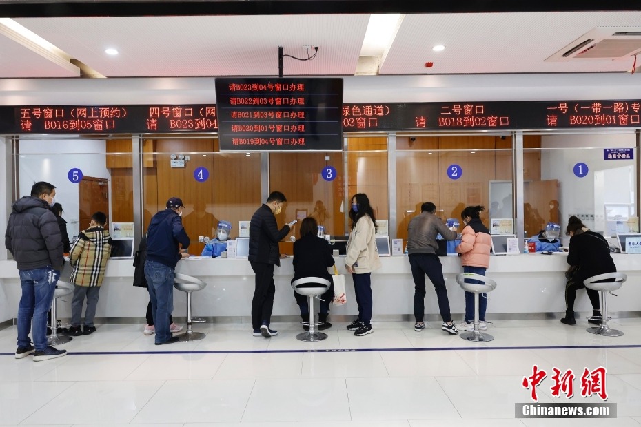 Cittadini fanno richiesta di passaporti e altri documenti di viaggio presso l'Ufficio di ingresso e uscita della filiale Changning dell’Ufficio di ingresso e uscita del Dipartimento di Pubblica Sicurezza di Shanghai. (9 gennaio 2023 – China News/Yin Liqin)