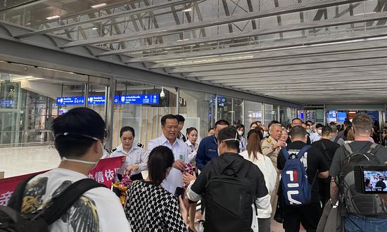 Il primo gruppo di turisti cinesi atterra in Thailandia in seguito al cambiamento della politica anti-COVID cinese