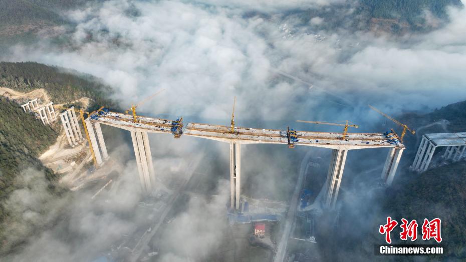 Il ponte sulle nuvole della Guizhou Tongxin Expressway