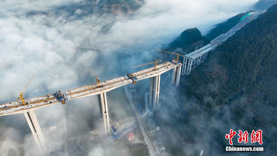 Il ponte sulle nuvole della Guizhou Tongxin Expressway