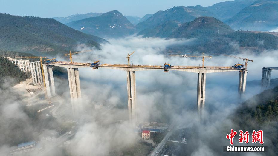 Il ponte sulle nuvole della Guizhou Tongxin Expressway