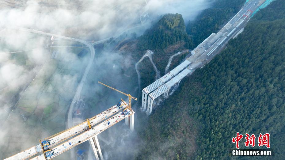 Il ponte sulle nuvole della Guizhou Tongxin Expressway