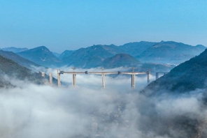 Il ponte sulle nuvole della Guizhou Tongxin Expressway