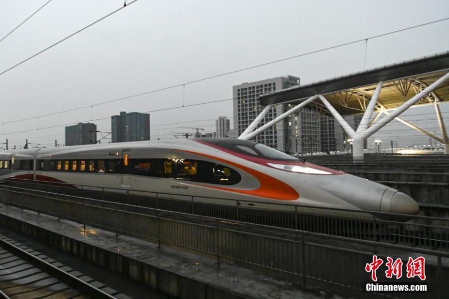 Corsa di prova dei treni ad alta velocità Guangzhou-Shenzhen-Hong Kong