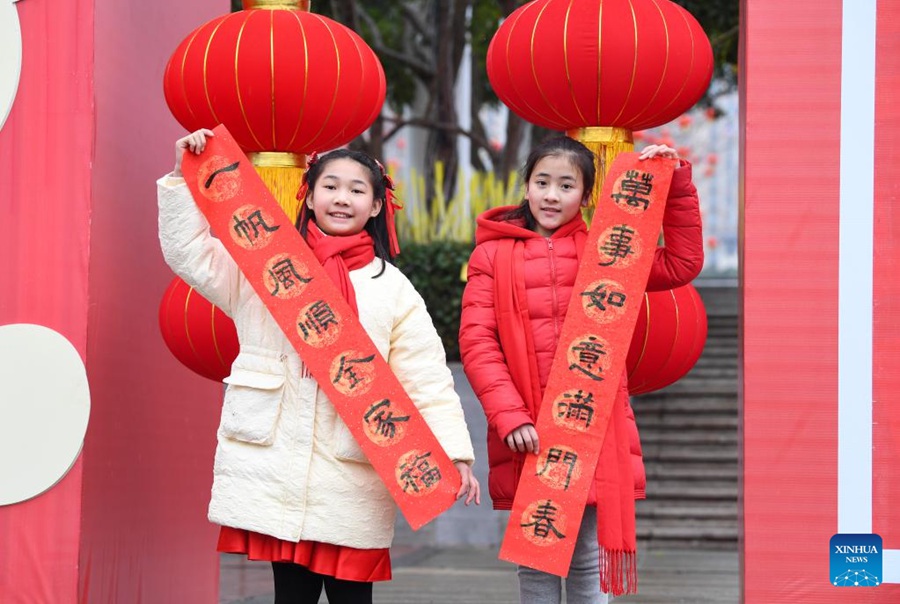 Chongqing: attività di scrittura di distici per l'anno nuovo