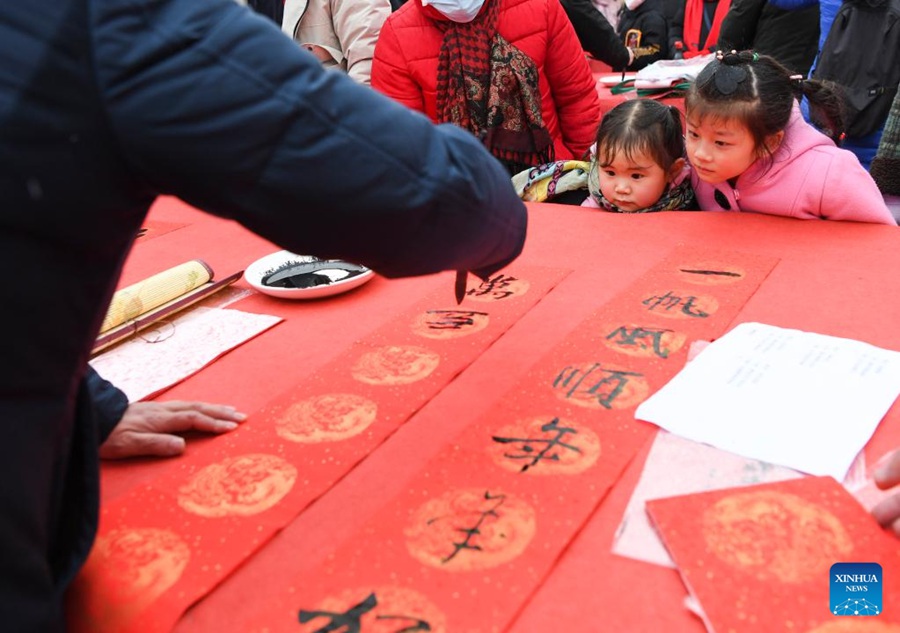 Chongqing: attività di scrittura di distici per l'anno nuovo
