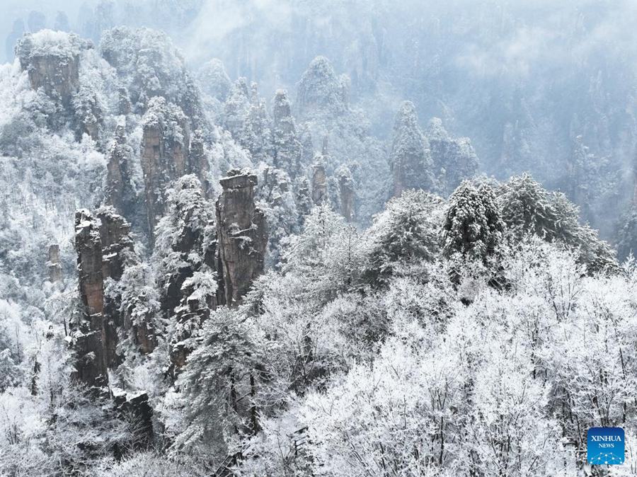 La Cina in foto: il monte Tianzi innevato