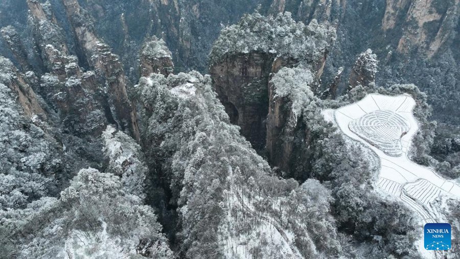 La Cina in foto: il monte Tianzi innevato
