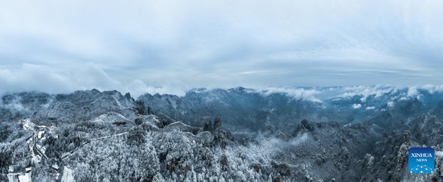 La Cina in foto: il monte Tianzi innevato